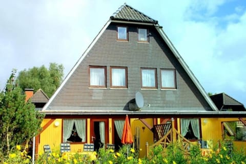 6 Personen Ferienhaus mit 4 Schlafzimmern, Infrarotwaermekabine, mit Blick auf den Weltschiffahrtsweg in Otterndorf House in Otterndorf