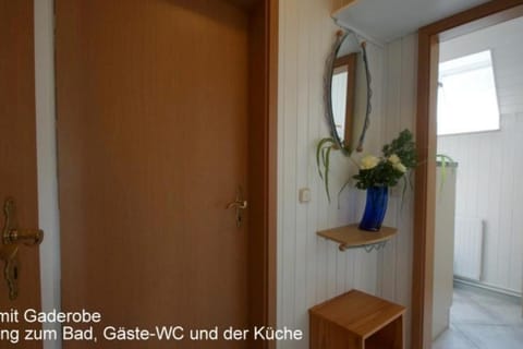 6 Personen Ferienhaus mit 4 Schlafzimmern, Infrarotwaermekabine, mit Blick auf den Weltschiffahrtsweg in Otterndorf House in Otterndorf