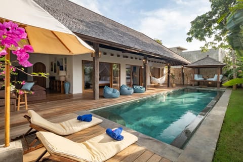 Property building, Patio, Day, Garden, Pool view, Swimming pool, sunbed