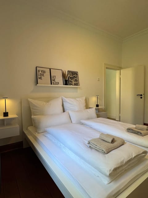 Bed, Photo of the whole room, Bedroom, towels