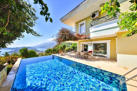 Property building, Patio, Garden, View (from property/room), Pool view, Sea view, Sea view, Swimming pool, sunbed