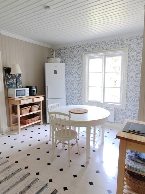 Kitchen or kitchenette, Dining area, stove