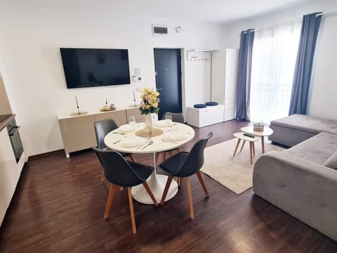Communal lounge/ TV room, TV and multimedia, Kitchen or kitchenette, Living room, Seating area, Dining area, Evening entertainment