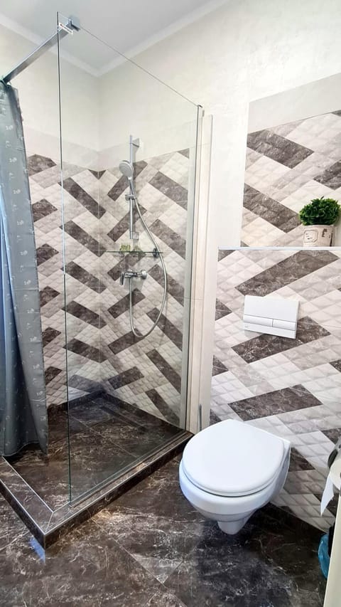 Shower, Toilet, Bathroom, towels, dryer