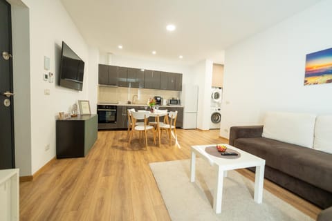 TV and multimedia, Coffee/tea facilities, Kitchen or kitchenette, Living room, Seating area, Dining area, oven, stove