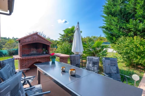 Patio, Day, BBQ facilities, Garden, View (from property/room), Dining area, Garden view