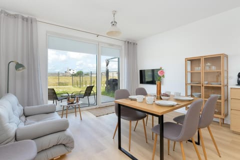 TV and multimedia, Living room, Seating area, Dining area