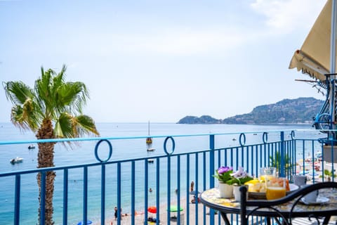 View (from property/room), Balcony/Terrace, Dining area