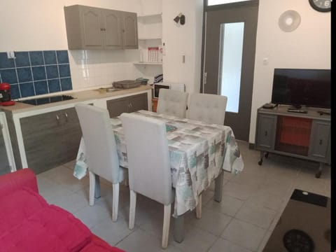 Kitchen or kitchenette, Seating area, Dining area