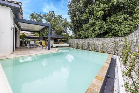 Swimming pool, sunbed