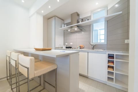 Kitchen or kitchenette, Dining area, stove