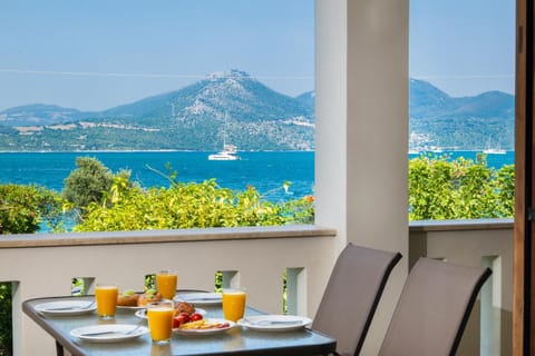 Natural landscape, Balcony/Terrace, Balcony/Terrace, Dining area, Mountain view, Sea view