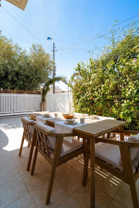 Patio, Spring, Day, Garden, Balcony/Terrace, Dining area, Garden view