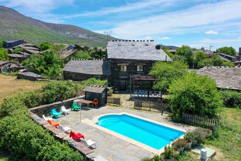 Property building, Natural landscape, Garden, Garden view, Mountain view, Pool view, Swimming pool, sunbed