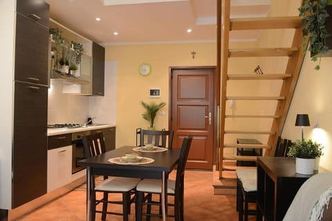 Kitchen or kitchenette, Seating area, Dining area, oven