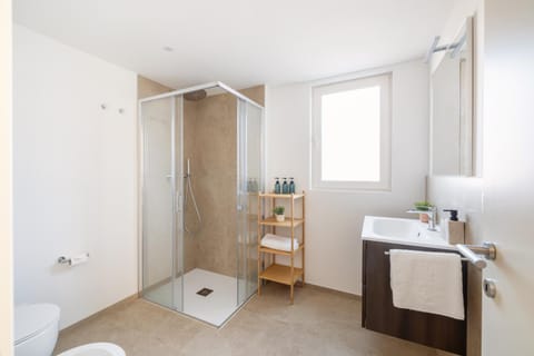 Shower, Toilet, Bathroom, towels