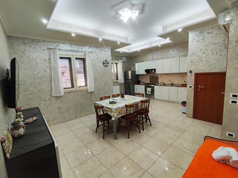 TV and multimedia, Kitchen or kitchenette, Living room, Seating area, Dining area, oven, stove