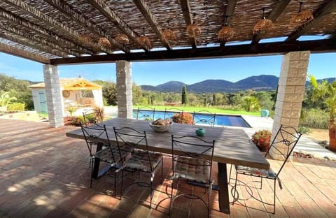 Villa provençale climatisée, piscine chauffée, vue magnifique Villa in Sainte-Maxime