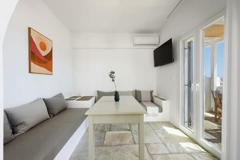 TV and multimedia, Living room, Seating area, Dining area, Evening entertainment, air conditioner