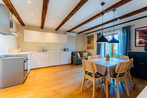 Kitchen or kitchenette, Seating area, Dining area, oven, stove