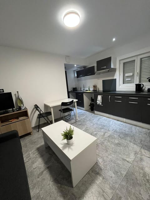 TV and multimedia, Kitchen or kitchenette, Living room, Seating area, stove