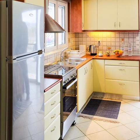 Coffee/tea facilities, Kitchen or kitchenette, oven, stove