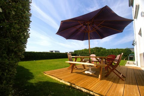 Property building, Patio, Spring, Day, Natural landscape, Garden, Balcony/Terrace, Garden view