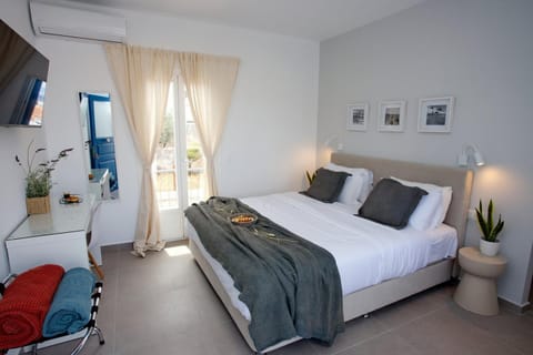 Bed, TV and multimedia, Bedroom