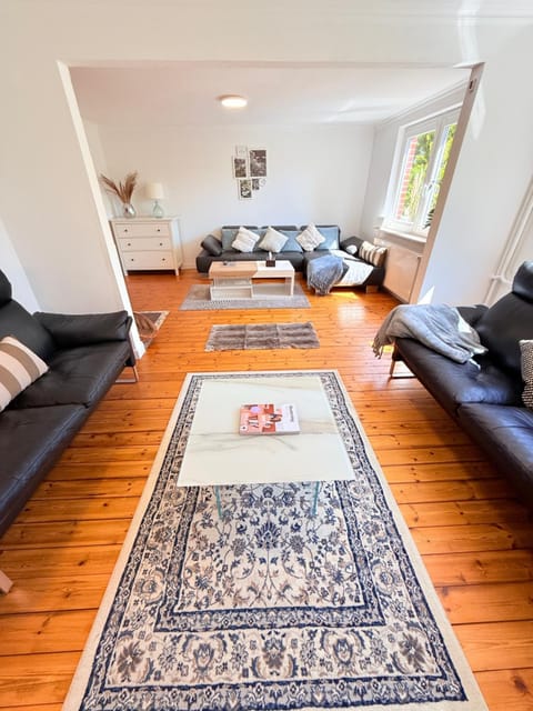 Garden Lakehouse Sauna Kamin Grill Billard Darts Modernes Ferienhaus in Seenähe mit Garten und Spielbereich House in Bad Segeberg