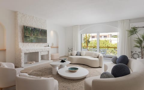 Living room, Seating area