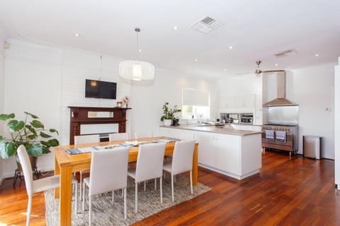 TV and multimedia, Kitchen or kitchenette, Dining area, oven, pet friendly, stove