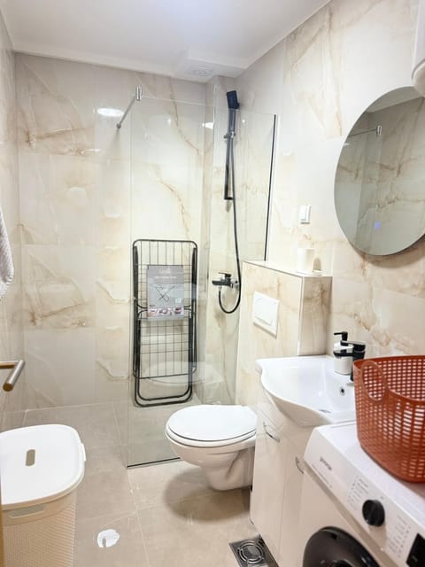 Shower, Toilet, towels