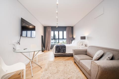 Bed, TV and multimedia, Living room, Photo of the whole room, Seating area