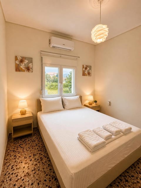 Bed, Photo of the whole room, Bedroom, towels, air conditioner