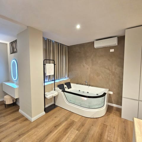 Hot Tub, Hot Tub