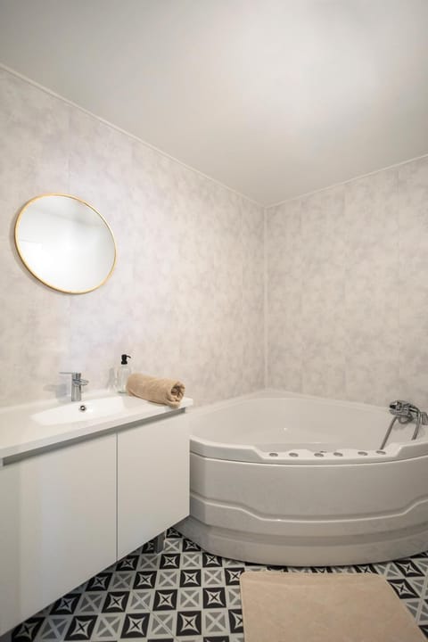 Bathroom, Bath, towels