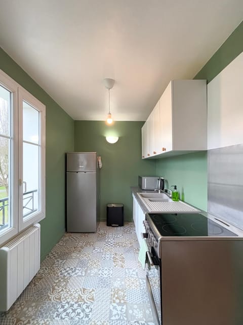 Coffee/tea facilities, heating, oven, stove, kitchen