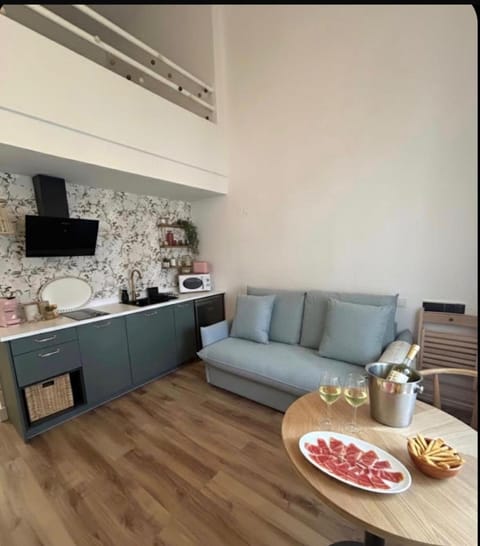 Coffee/tea facilities, Kitchen or kitchenette, Seating area, Dining area, kitchen