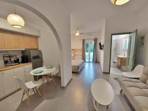 Bed, TV and multimedia, Kitchen or kitchenette, Photo of the whole room, Seating area, oven, stove
