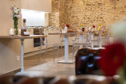 Kitchen or kitchenette, Food and drinks, Dining area, Food, Breakfast, Drinks