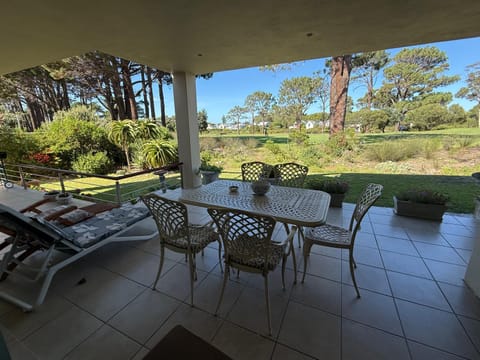 Golfers paradise on 25th green Apartment in Hermanus