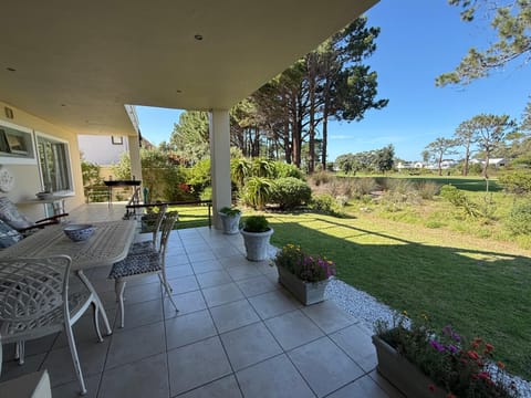 Golfers paradise on 25th green Apartment in Hermanus