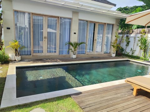Property building, Patio, Day, Garden, Garden view, Swimming pool, sunbed
