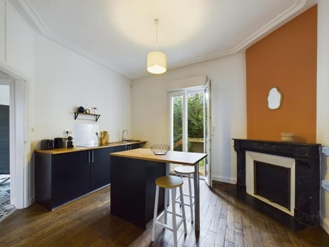 Coffee/tea facilities, Kitchen or kitchenette, Dining area, stove