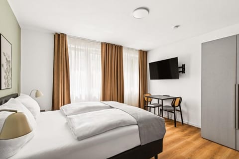 Bed, TV and multimedia, Bedroom