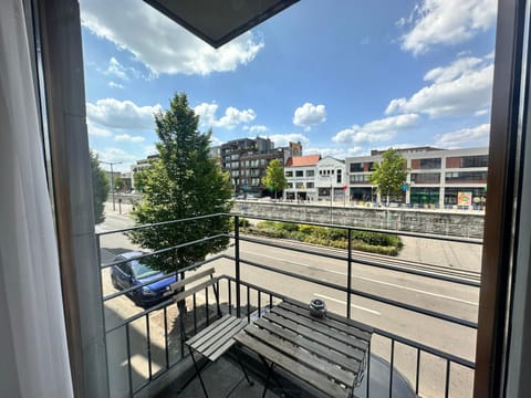 Modern 2 Bedroom Apartment for 6 - City Center Apartment in Brussels