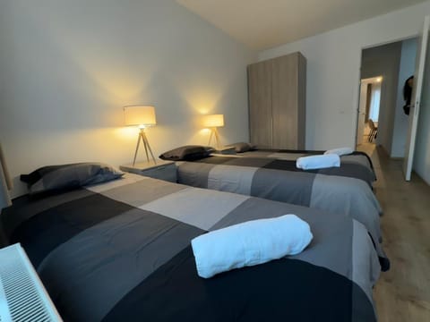 Modern 2 Bedroom Apartment for 6 - City Center Apartment in Brussels