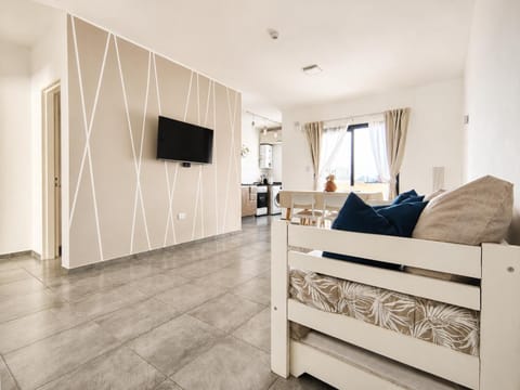 TV and multimedia, Kitchen or kitchenette, Living room, Dining area, kitchen