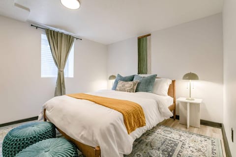 Bed, Photo of the whole room, Bedroom