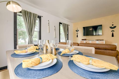 TV and multimedia, Living room, Seating area, Dining area